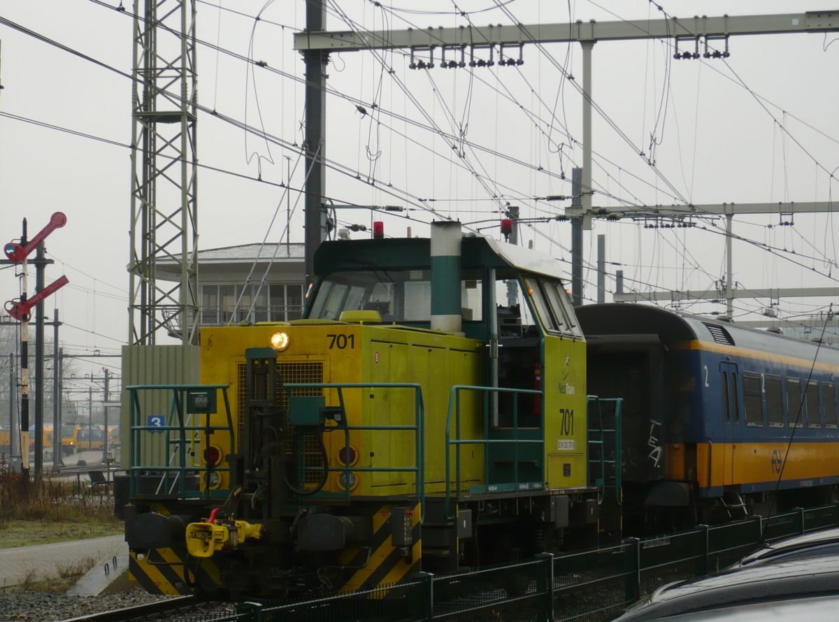 Nedtrain Rangierlok 701 mit ICR Reisezugwagen. Watergraafsmeer, Amsterdam 16-12-2015.

Nedtrain rangeerloc 701 met ICR rijtuigen. Watergraafsmeer, Amsterdam 16-12-2015.