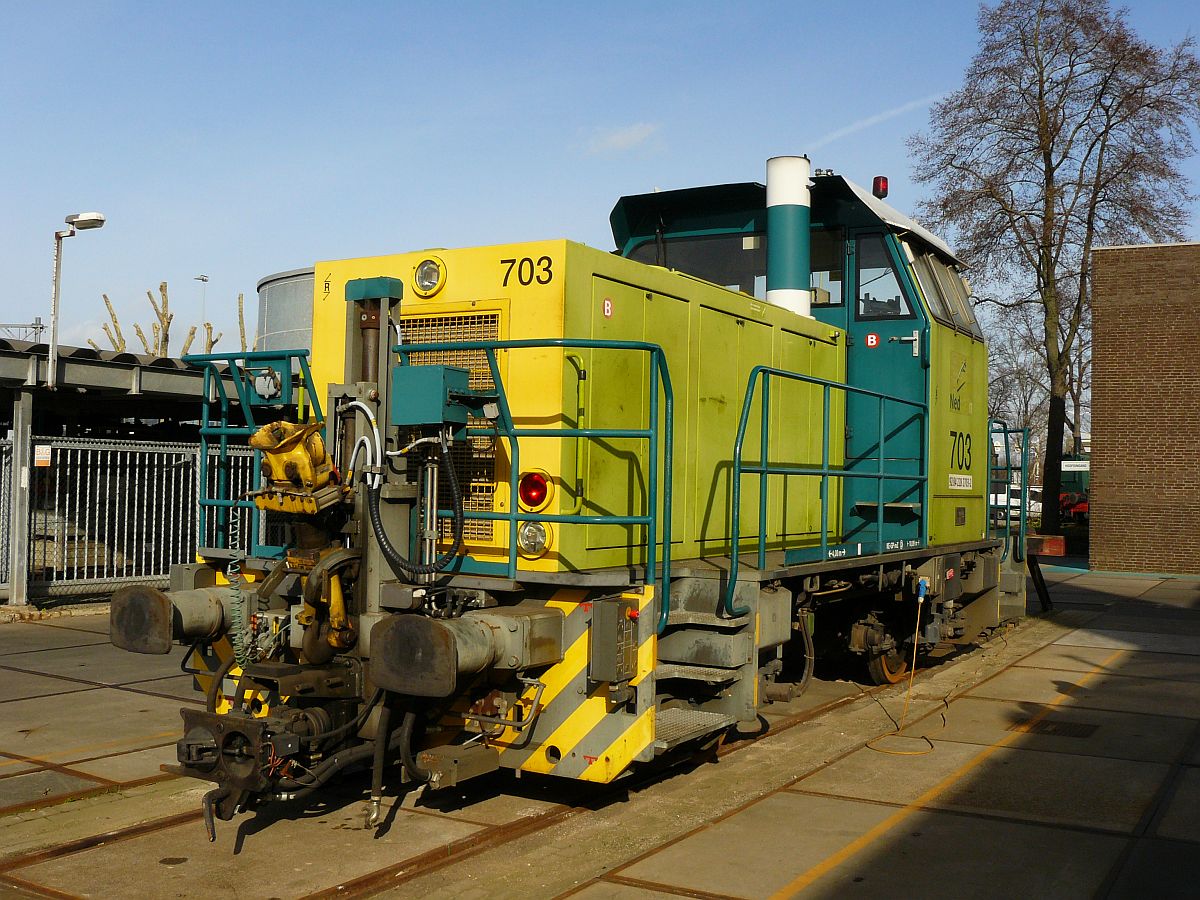 Nedtrain Rangierlok 703 Maastricht 06-02-2014.

Nedtrain rangeerlocomotief 703 onderhoudsbedrijf  Maastricht 06-02-2014.