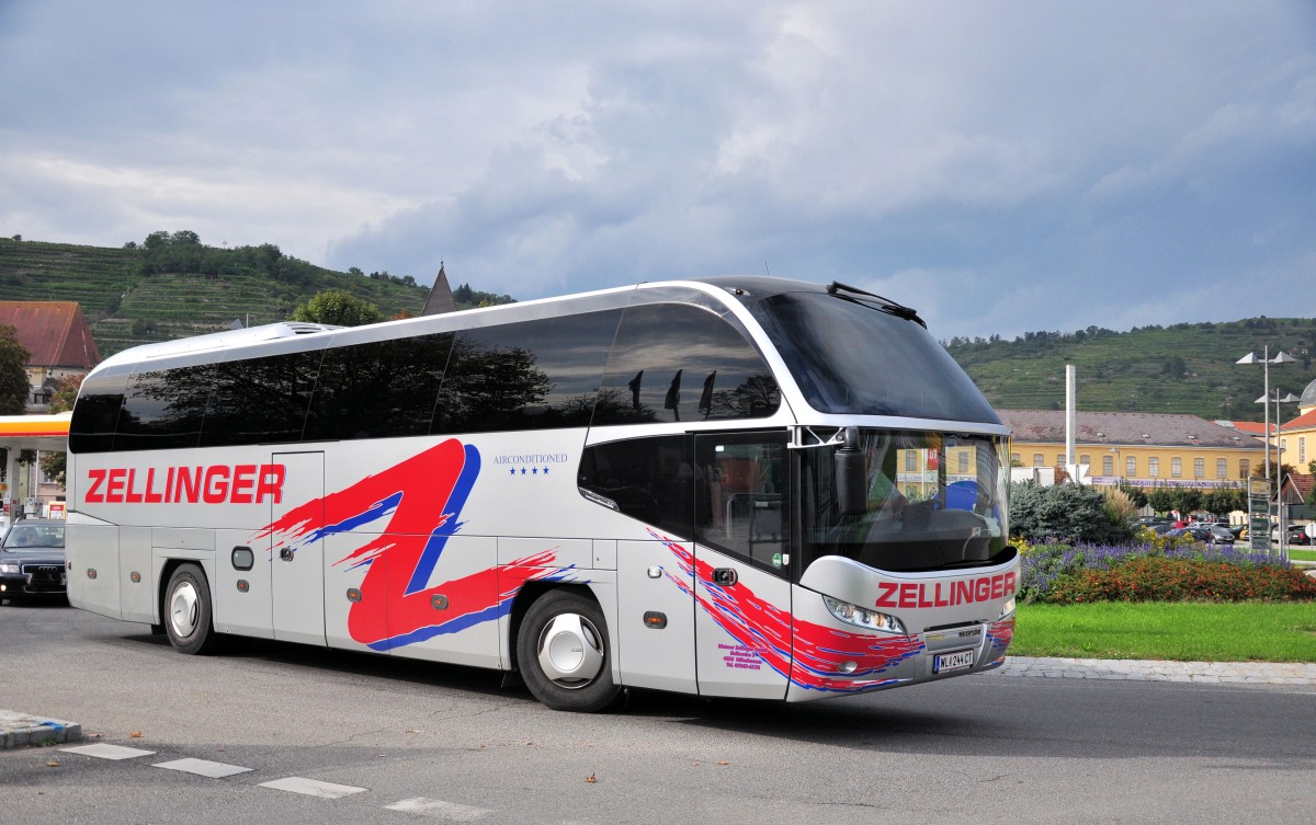 Neolan Cityliner von Zellinger Busreisen aus Obersterreich am 20.9.2014 in Krems gesehen.