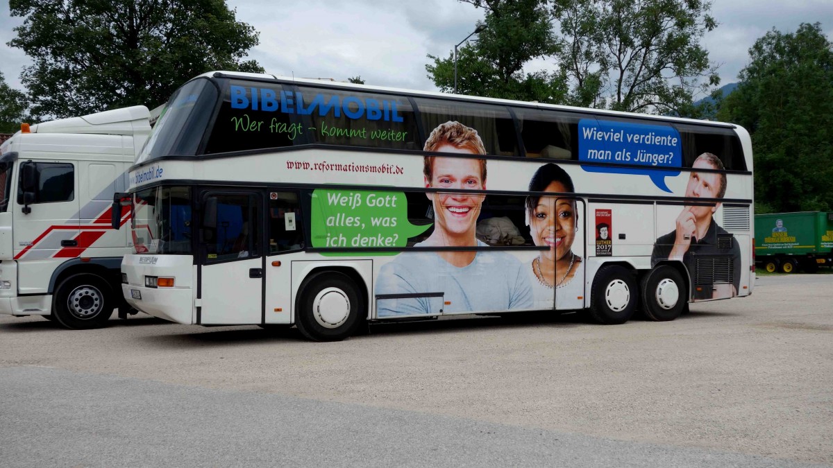 Neoplan von Bibelmobil, steht auf dem Busparkplatz von Bad Reichenhall im Juli 2015