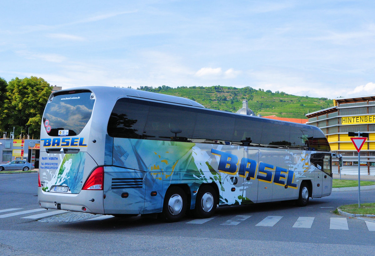 Neoplan Cityliner von Basel Reisen aus der BRD in Krems gesehen.