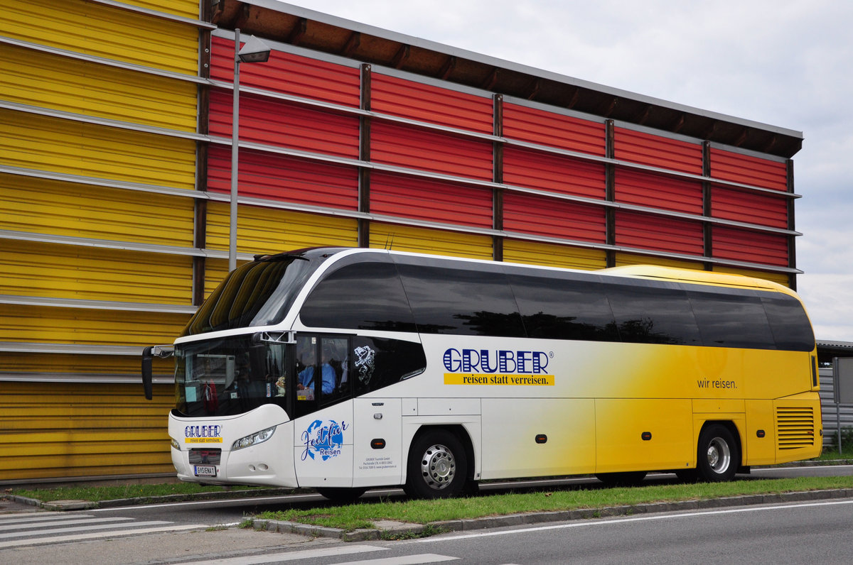 Neoplan Cityliner von Gruber Reisen aus �sterreich in Krems gesehen.