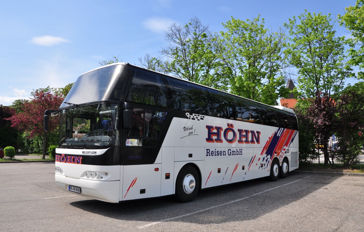 Neoplan Cityliner von HHN Reisen aus der BRD am 8.5.2015 in Krems unterwegs.