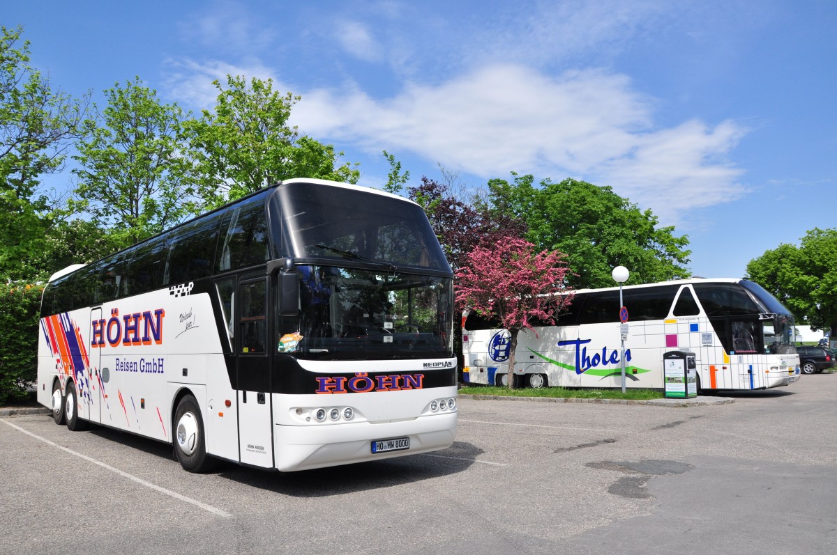 Neoplan Cityliner von HHN Reisen aus der BRD und ein Neoplan Starliner von Tholen Reisen am 8.5.2015 in Krems.