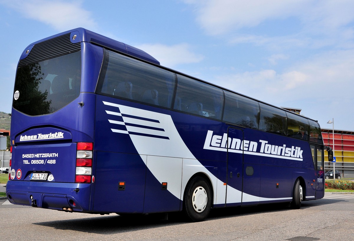 Neoplan Cityliner von der Lehnen Touristik aus der BRD am 23.4.2015 in Krems.