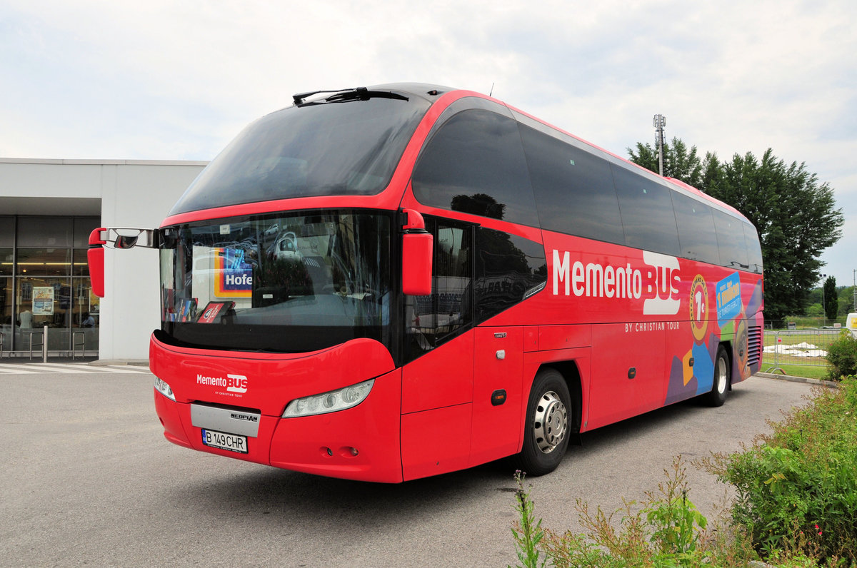 Neoplan Cityliner von Memento Bus aus RO in Krems gesehen.