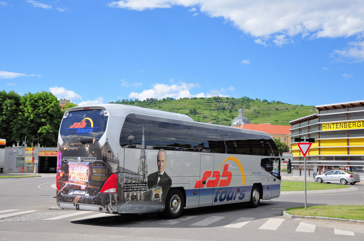 Neoplan Cityliner von SAB Tours aus Linz/Obersterreich in Krems gesehen.