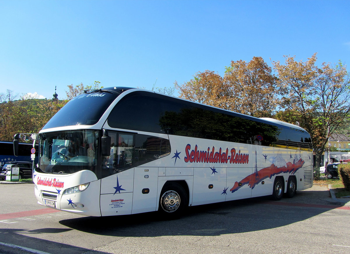 Neoplan Cityliner von Schmidatal Reisen aus sterreich in Krems gesehen.