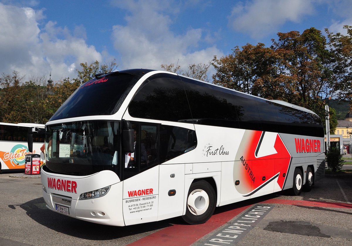 Neoplan Cityliner von Wagner Reisen-Reisebro aus Obersterreich in Krems gesehen.