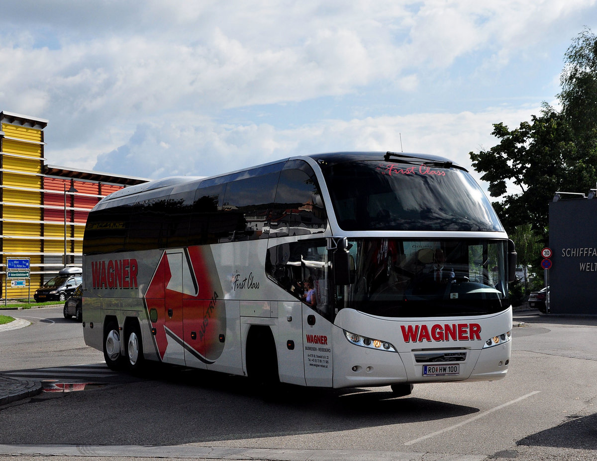 Neoplan Cityliner von Wagner Reisen-Reisebro aus Obersterreich in Krems gesehen.