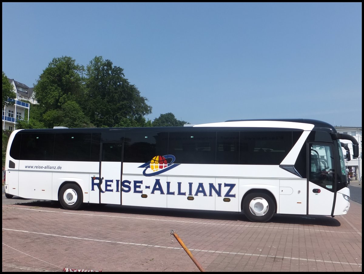 Neoplan Jetliner von Reise-Allianz/Meyering aus Deutschland im Stadthafen Sassnitz.