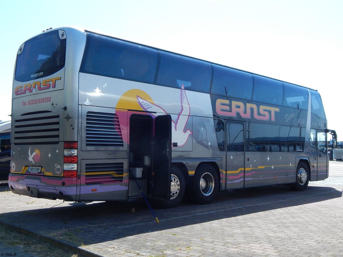 Neoplan Skyliner von Ernst aus Österreich im Stadthafen Sassnitz.