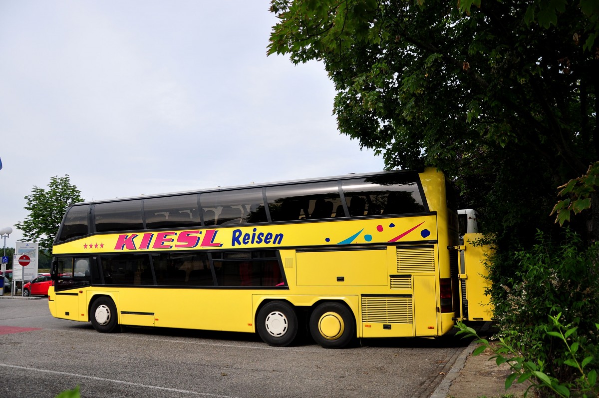 Neoplan Skyliner von Kiesl Reisen aus sterreich im Juni 2015 in Krems.