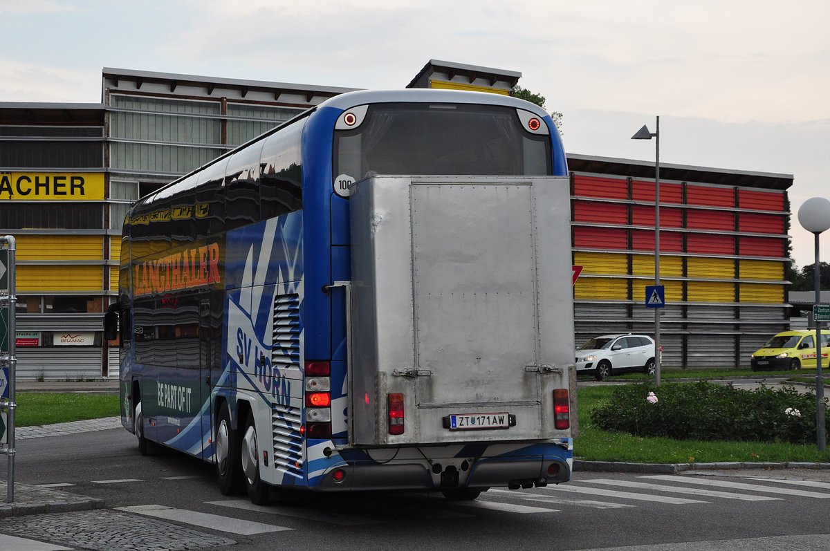 Neoplan Skyliner von Langthaler Reisen aus Nieder�sterreich in Krems gesehen.