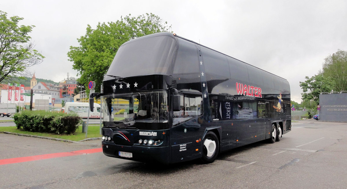 Neoplan Skyliner von Walter Reisen aus �sterreich in Krems gesehen.