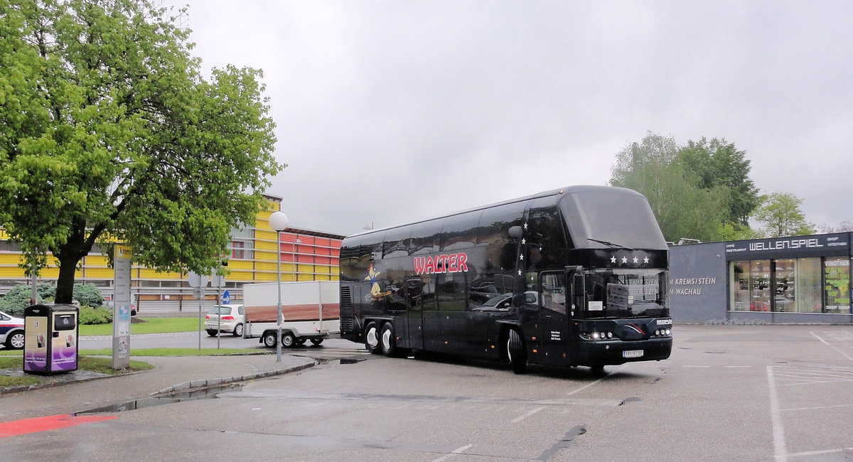 Neoplan Skyliner von Walter Reisen aus �sterreich in Krems gesehen.
