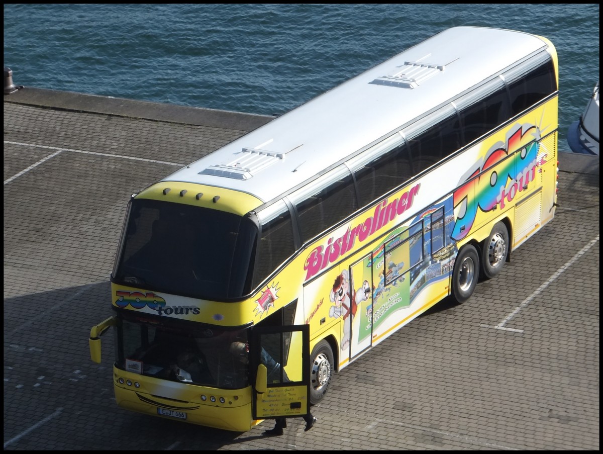 Neoplan Spaceliner von JobTours aus Deutschland im Stadthafen Sassnitz.