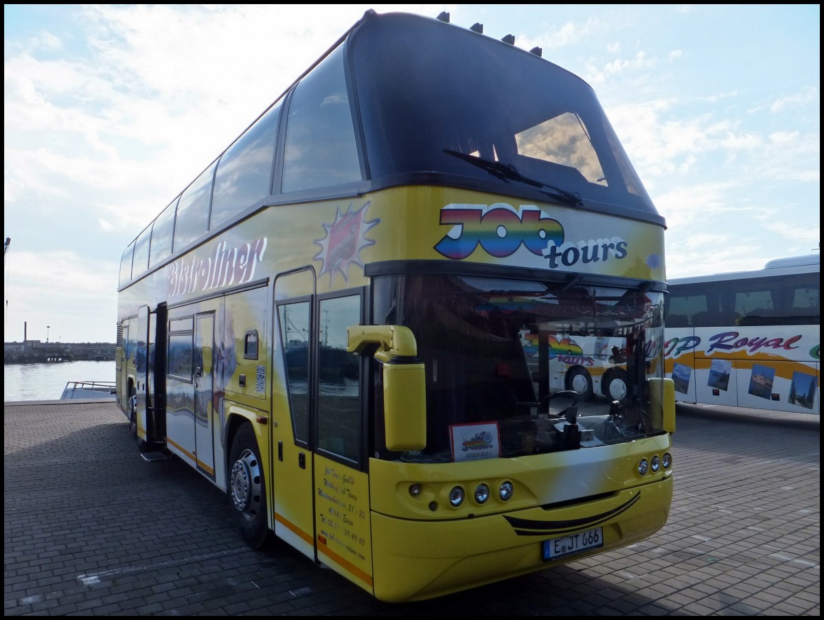 Neoplan Spaceliner von JobTours aus Deutschland im Stadthafen Sassnitz.