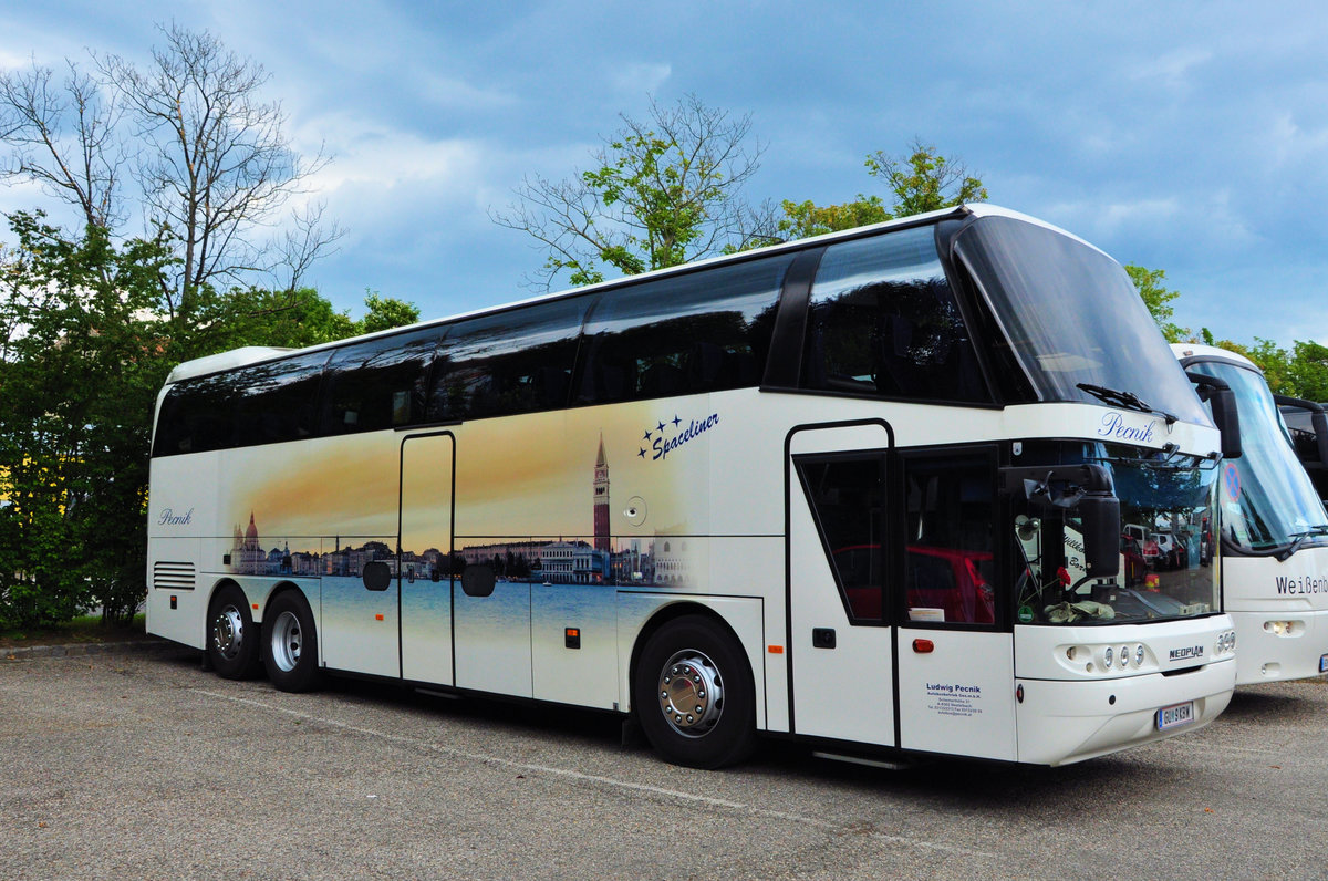 Neoplan Spaceliner von Ludwig Pecnik Reisen aus sterreich in Krems gesehen.