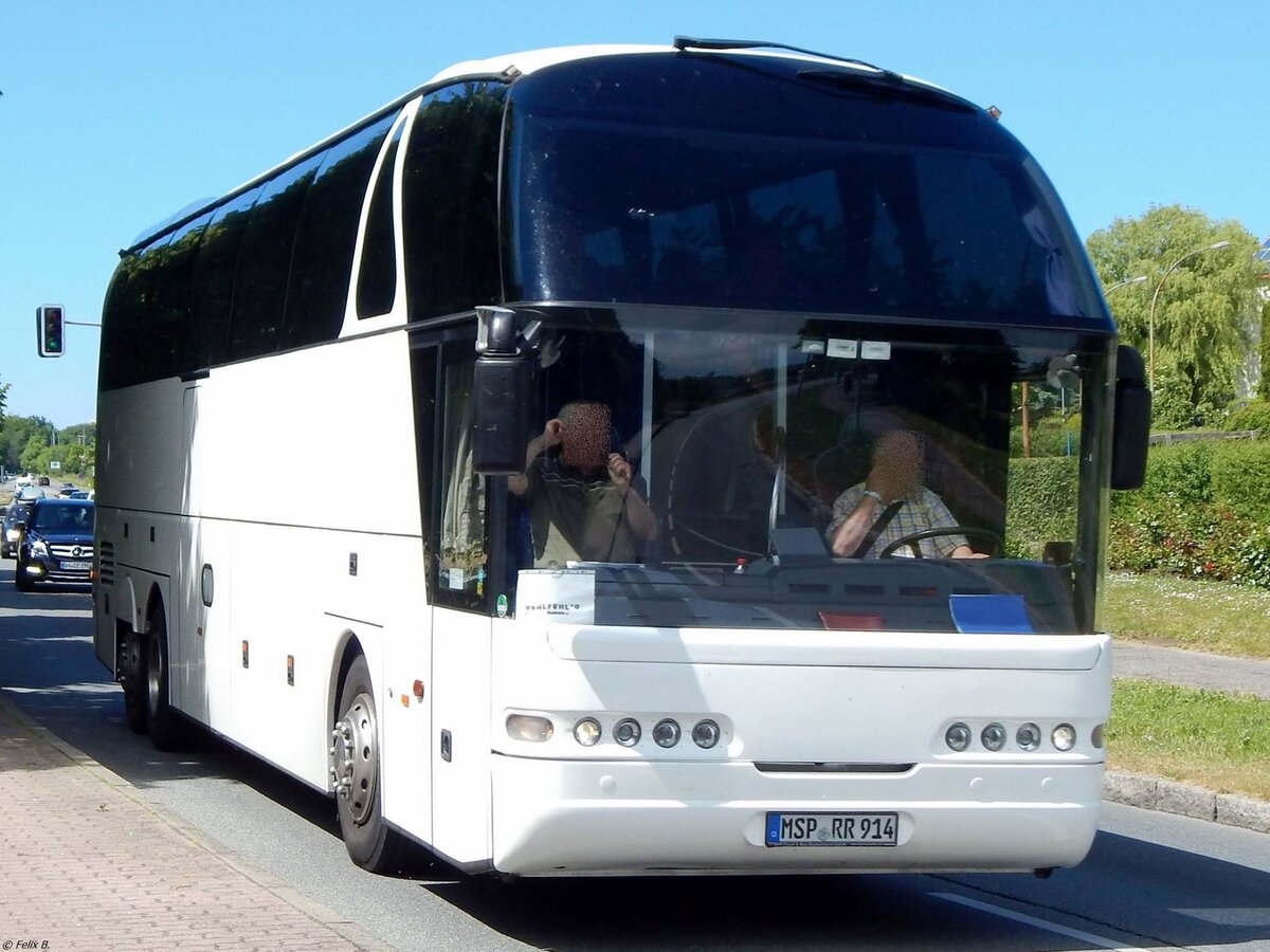 Neoplan Starliner aus Deutschland im Stadthafen Sassnitz.