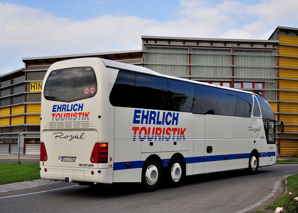 Neoplan Starliner von der Ehrlich Touristik aus der BRD am 2.10.2014 in Krems.