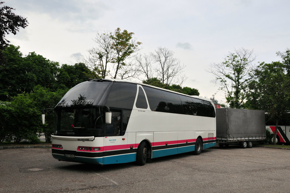 Neoplan Starliner von KBA Tour aus der CZ in Krems gesehen.