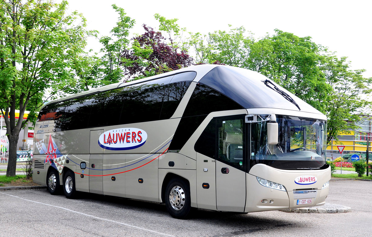 Neoplan Starliner von Lauwers Reisen aus Belgien in Krems gesehen.