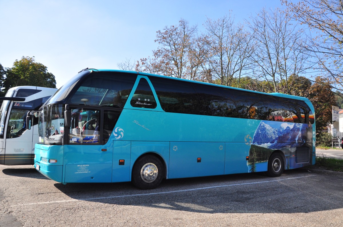 Neoplan Starliner von Milo Reisen aus Wien am 28.9.2014 in Krems.