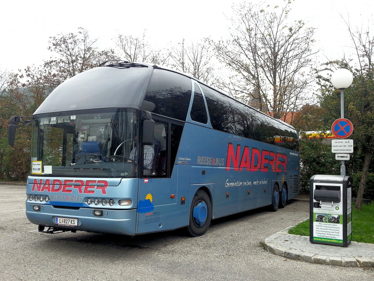 Neoplan Starliner von Naderer Reise und Bus aus Linz/Ober�sterreich am 16.9.2014 in Krems gesehen.