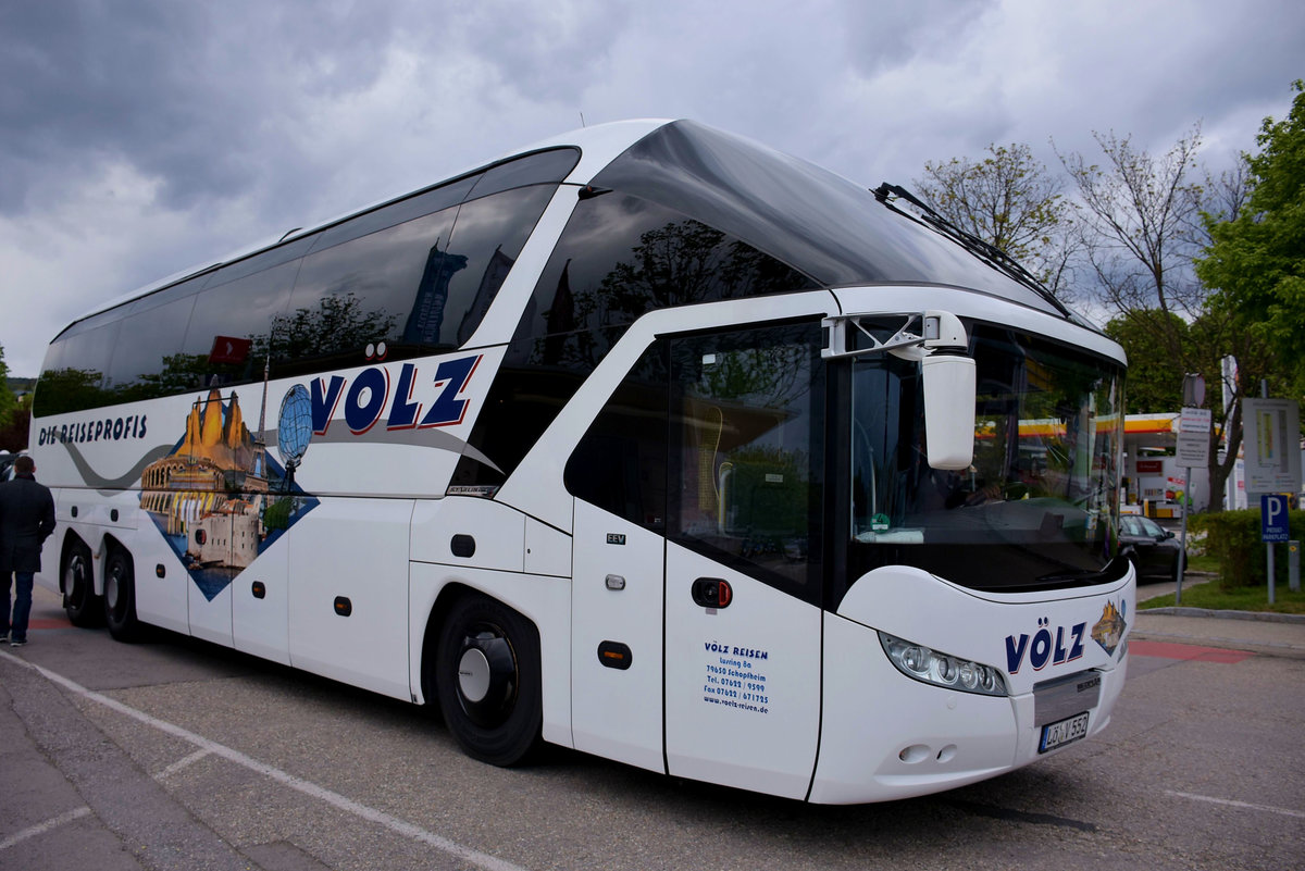 Neoplan Starliner von VLZ Reisen aus der BRD in Krems.