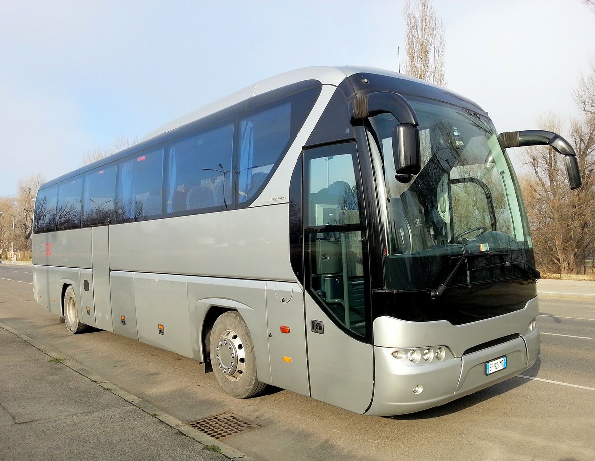 Neoplan Tourliner von Aprigoni aus Italien in Wien beim Donauturm gesehen.