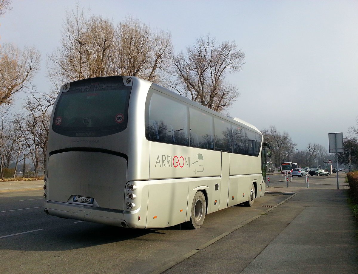 Neoplan Tourliner von Aprigoni aus Italien in Wien beim Donauturm gesehen.