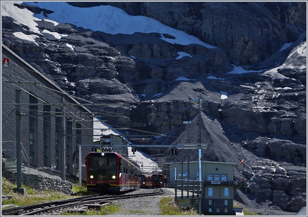 Neue, bergwärts und talwärts fahrende Jungfraubahn Bhe 4/8 kreuzen sich in der Station Eigergletscher. Ab hier, bis zum Jungfraujoch verläuft die Strecke im Tunnel.
8 August 2016.