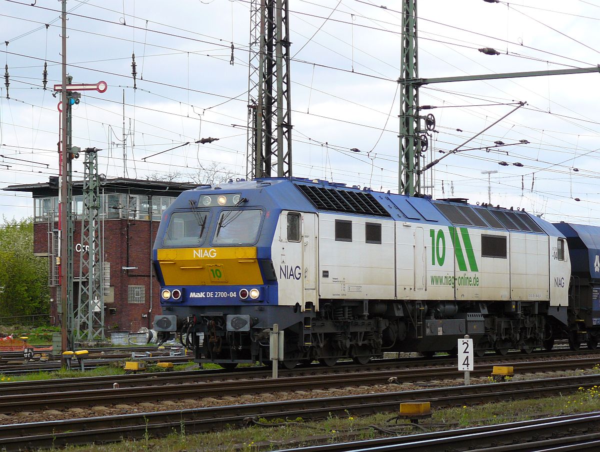 NIAG Diesellok 10 Bauart MAK DE 2700-04. Oberhausen West 18-04-2015.

NIAG diesellocomotief nummer 10 type MAK DE 2700-04 met een goederentrein  rangeerterrein Oberhausen West, Duitsland 18-04-2015.