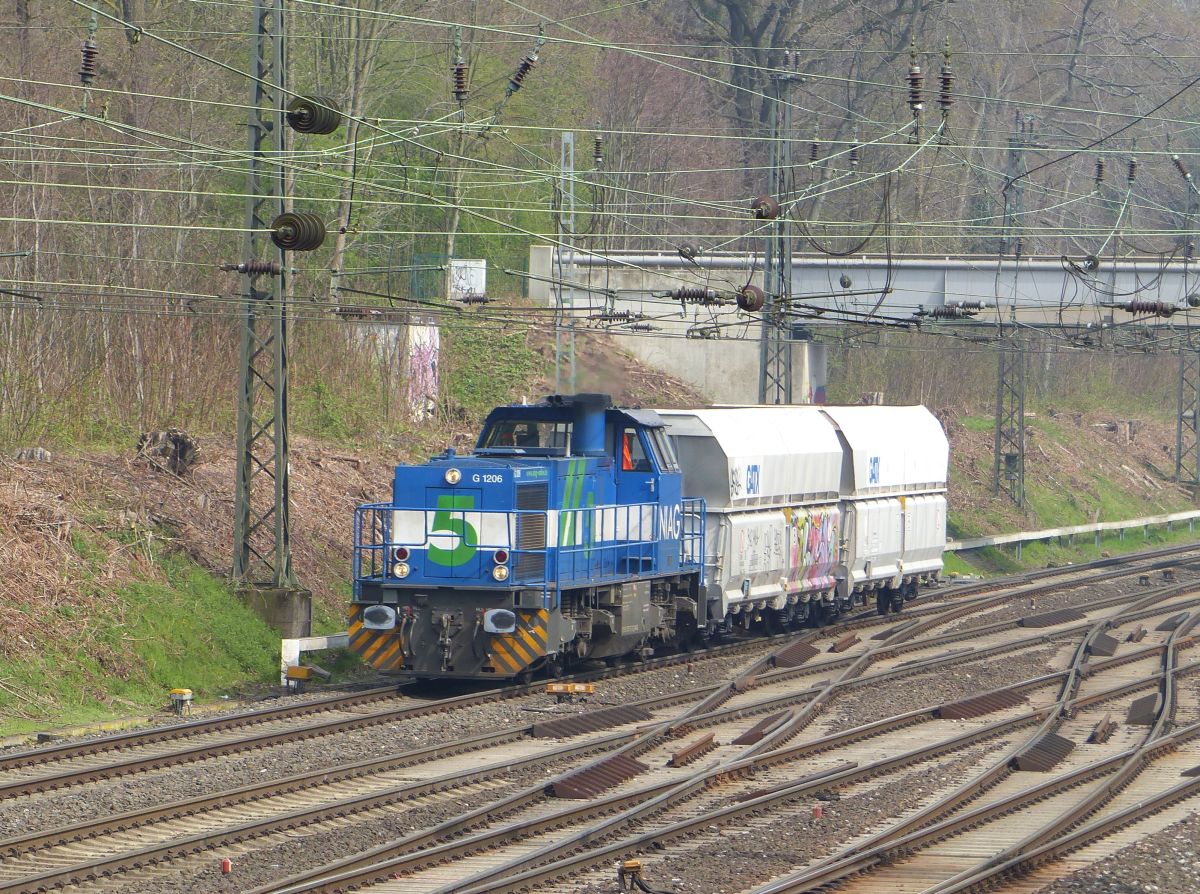 NIAG Diesellok 5 Abzweig Lotharstrasse, Forsthausweg, Duisburg 12-04-2018.

NIAG dieselloc 5 Abzweig Lotharstrasse, Forsthausweg, Duisburg 12-04-2018.
