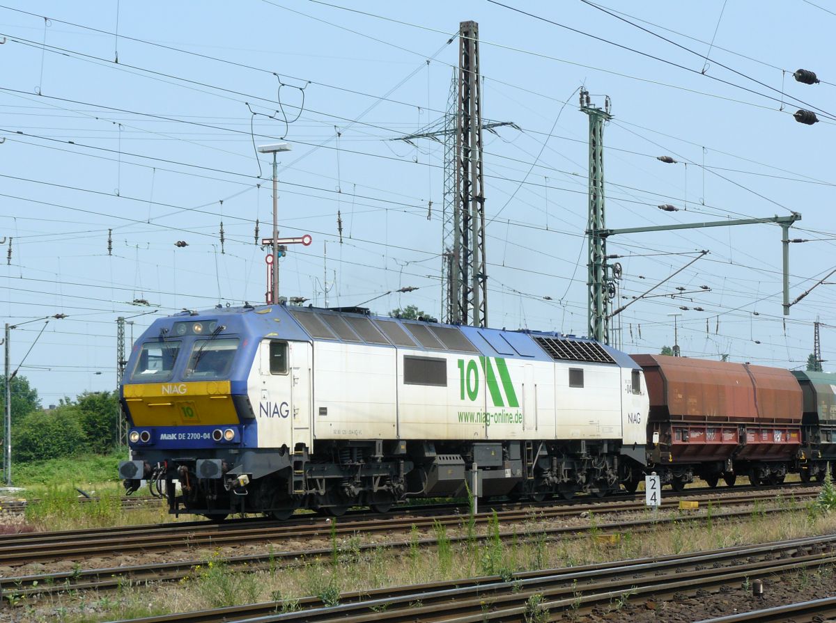 NIAG Diesellokomotive 10 MAK DE 2700-04 Oberhausen West 03-07-2015.

NIAG dieselloc 10 type MAK DE 2700-04 Oberhausen West 03-07-2015.