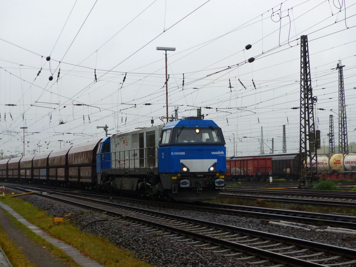 NIAG (Niederrheinische Verkehrsbetriebe AG) Vossloh G2000BB Diesellok 272 001-9 G�terbahnhof Oberhausen West 20-10-2016.

NIAG (Niederrheinische Verkehrsbetriebe AG) Vossloh G2000BB dieselloc 272 001-9 goederenstation Oberhausen West 20-10-2016.