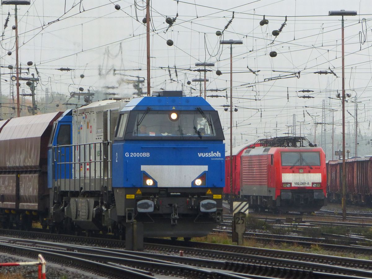 NIAG (Niederrheinische Verkehrsbetriebe AG) Vossloh G2000BB Diesellok 272 001-9 G�terbahnhof Oberhausen West 18-05-2017.

NIAG (Niederrheinische Verkehrsbetriebe AG) Vossloh G2000BB dieselloc 272 001-9 goederenstation Oberhausen West 18-05-2017.