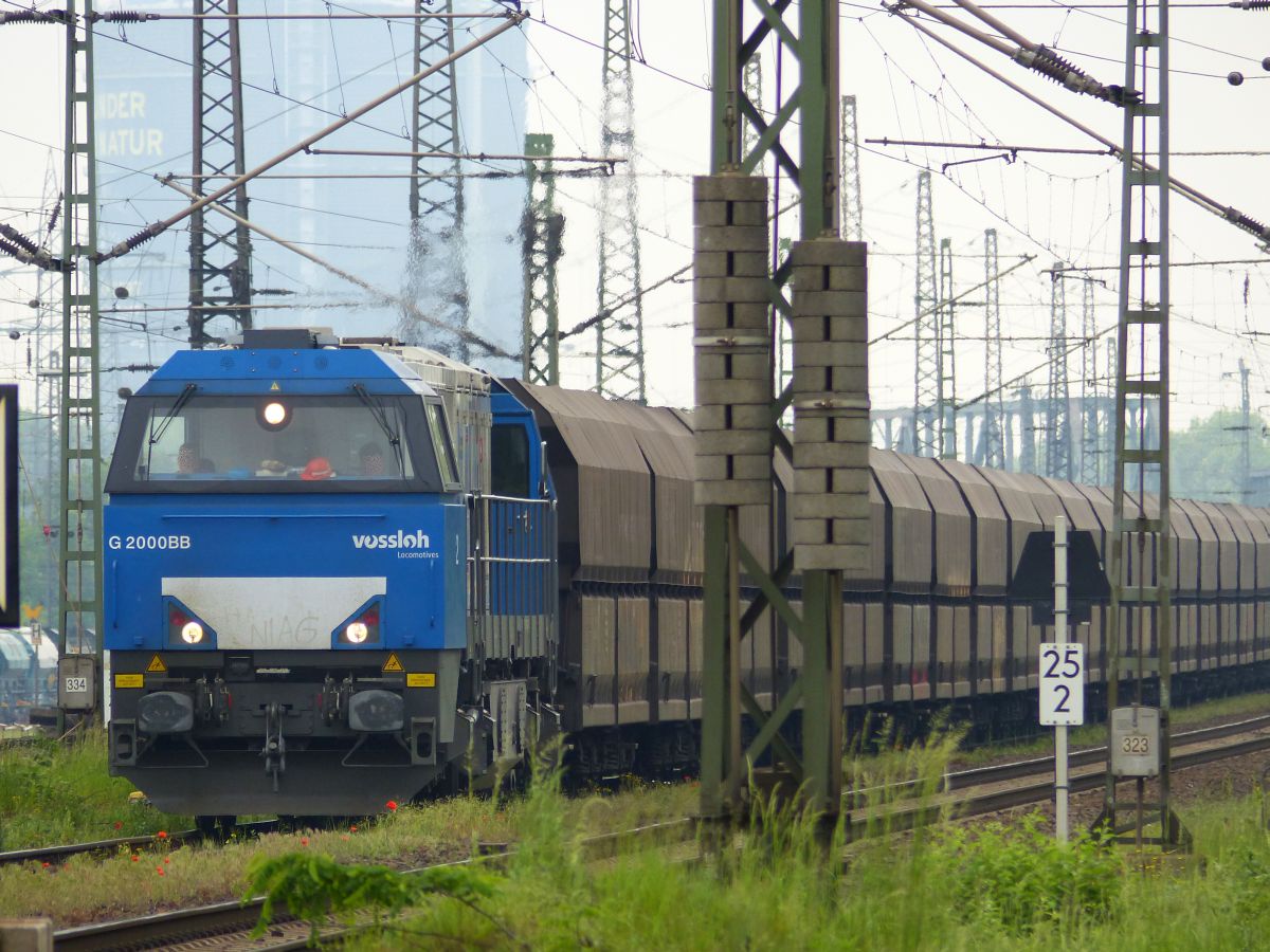 NIAG (Niederrheinische Verkehrsbetriebe AG) Vossloh G2000BB Diesellok 272 001-9 G�terbahnhof Oberhausen West 20-10-2016.

NIAG (Niederrheinische Verkehrsbetriebe AG) Vossloh G2000BB dieselloc 272 001-9 goederenstation Oberhausen West 20-10-2016.
