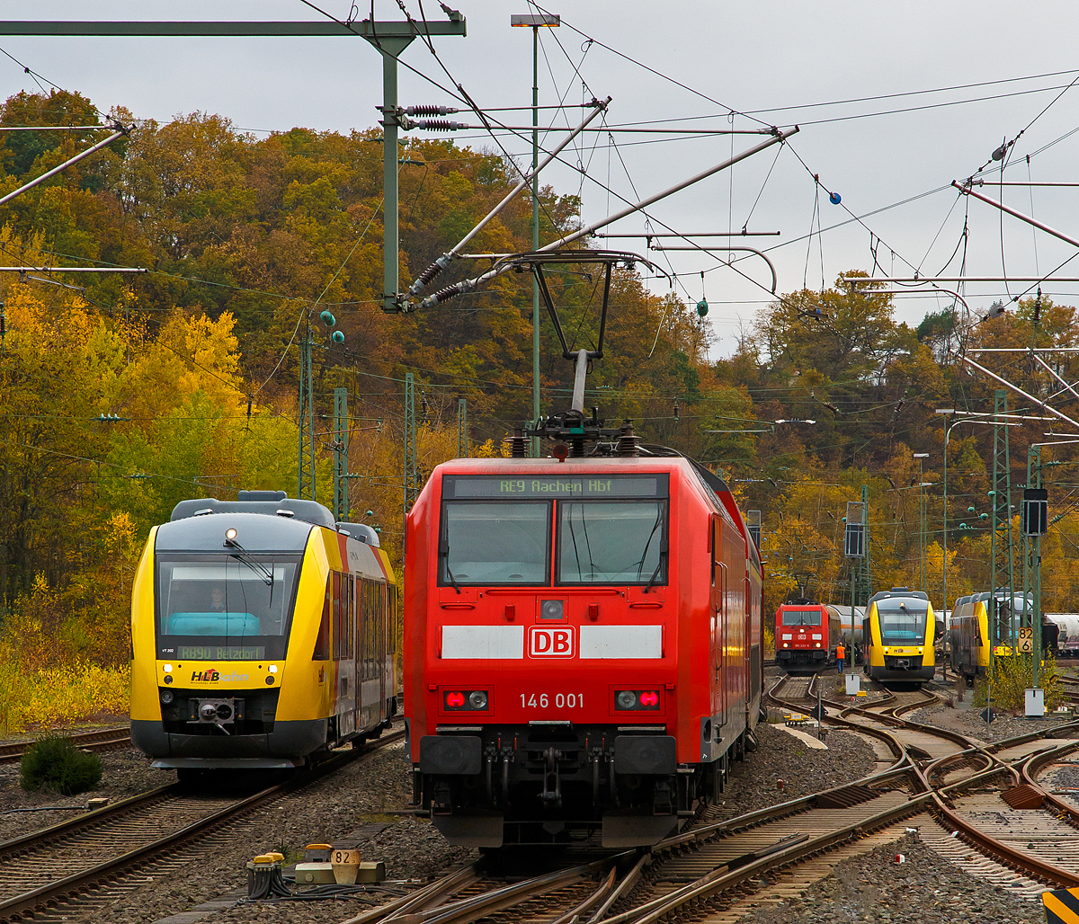 Nicht „sieben auf einen Streich“, aber immerhin fnf....
Es ist viel los am 11.11.2020 im Bahnhof Betzdorf (Sieg), von links nach rechts:

Der VT 202 (95 80 0640 102-9 D-HEB) ein Alstom Coradia LINT 27 der (Hessische Landesbahn), als RB 90  Westerwald-Sieg-Bahn  (Altenkirchen - Au(Sieg) - Betzdorf), seine Endstation.

Die 146 001-3 (91 80 6146 001-3 D-DB) der DB Regio NRW schiebt den RE 9  rsx - Rhein-Sieg-Express   (Siegen - Kln – Aachen) nun weiter in Richtung Kln.

Die 185 232-6 und eine weitere stehen mit einem gemischten Gterzug im Rbf, vermutlich musste ein Problem behoben werden. 

Noch steht der VT 261 (95 80 0648 161-7 D-HEB / 95 80 0648 661-6 D-HEB), ein Alstom Coradia LINT 41, fhrt am 05.01.2018 der HLB (Hessische Landesbahn) im Abstellbereich. Nun wo das Gleis 106 vom ausfahrenden RE 9 frei gefahren wird, fhrt er ein und wird als RB 93  Rothaarbahn  nach Bad Berleburg (ber Siegen und Kreuztal) bereitgestellt.

Hinter den Masten versteckt sich der VT 267 (95 80 0648 167-4 D-HEB / 95 80 0648 667-3 D-HEB), ein Alstom Coradia LINT 41 der HLB (Hessische Landesbahn), im Abstellbereich. Er hatte kurz vor dem RE 9, den Bahnhof als RB 93  Rothaarbahn  von Bad Berleburg erreicht und ist dann ich die Abstellgruppe gefahren.