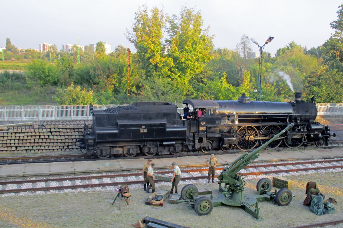 Nicht ganz Kriegszenerie: 310.23 steht neben ein Ungarischer FLaK-Gruppe am 8 September 2018 ins Budapester Eisenbahnmuseum. IN 2.Weltkrieg war die Österreichische Baureihe 310 zum BR 16 verwurden; nach 1945 wurde vom USSR und ab 1955 vom Warschaupakt nie ausländische Loks neben Militärrustung geduldet.