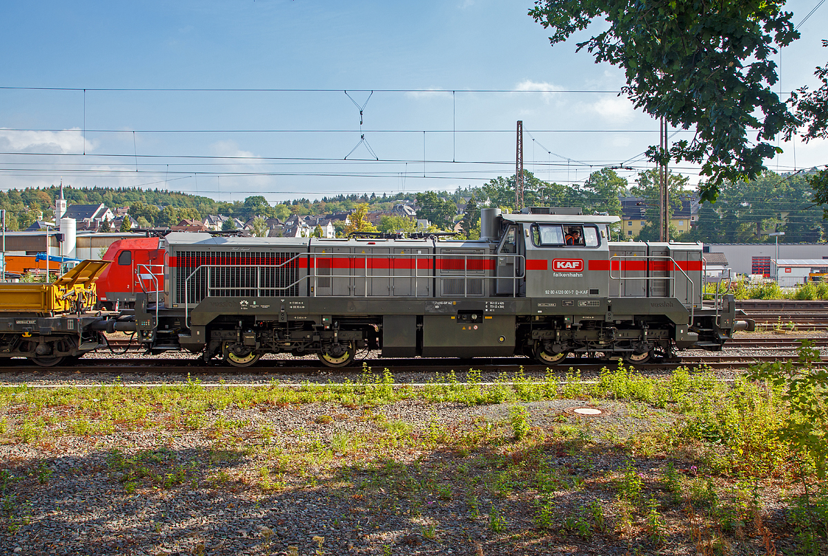 Nicht zum ersten Mal hatte ich das Einzelstck dieser Lokbaureihe vor der Linse, aber nun nach Eigentmerwechsel in einer anderen Farbgebung...
Die Vossloh G 12 „Karl August“  92 80 4120 001-7 D-KAF der KAF Falkenhahn Bau AG (Kreuztal) mit Kippwagen MK 45 DH „LW-Kipper“ der Gattung Rlps am Haken, die hier am 26.08.2018 in Kreuztal mit Schotter beladen werden. Mit dem Schotter geht es spter zur Baustelle in Richtung Bad Berleburg.

Die G12 wurde 2010 von Vossloh in Kiel unter der Fabriknummer 5001919, als Prototyp, gebaut und bereits auf der InnoTrans 2010 prsentiert, 2014 konnte ich sie selbst auf der InnoTrans 2014 als SLG Spitzke G 12 - SP - 012 (92 80 4120 001-7 D-VL) sehen und ablichten. Aus Fachkreisen kann man hren dass es wohl nicht so ein guter Wurf war und so bleibt diese G 12 wohl ein Einzelstck. Lediglich von der diesel-elektrischen Variante (DE 12) wurden bisher 5 Stck gebaut. Die leistungsstrkere Serie G18 / DE 18 ist erheblich erfolgreicher.

Die G 12 wie auch die G 18 sind neue dieselhydraulische Lokomotiven der fnften Generation fr den schweren Rangier- und Streckendienst von Vossloh Locomotives.  Die G 12 mit 1.200 kW sowie die G 18 mit 1.800 kW. Angetrieben werden die Vierachser von den optimierten Turbo-Flex-Getrieben von Voith. Ein neues Drei-Wandler-Getriebe verbessert den Wirkungsgrad und ist mit einem leistungsfhigen Retarder zum verschleifreien Bremsen ausgerstet. Das Gesamtgewicht der Loks kann flexibel zwischen 80 und 90 t ausgelegt werden.

Technische Daten:
Spurweite:  1.435 mm  
Achsanordung:  B‘B‘
Hchstgeschwindigkeit: 100 km/h 
Dieselmotorleistung:  max. 1.200 kW
Dieselmotor:  MTU 8V 4000 R43 (L)
Dieselmotordrehzahl  1.800 min-1
Abgasvorschriften:  EU/2004/26 Stufe IIIA/prepared for stage IIIB  
Anfahrzugkraft:  259 kN
Dienstgewicht:  80 t
Raddurchmesser:  1.000 mm (neu) / 920 mm (abgenutzt)
Lnge ber Puffer : 17.000 mm  
Grte Hhe:  4.310 mm  
Grte Breite:  3.080 mm
Drehzapfenabstand: 8.100 mm
Achsabstand im Drehgestell: 2.400 mm
Strmungsgetriebe:  Voith L 4r4 zseU2
Hydrodynamische Bremsleistung:  max. 1.000 kW
Kleinster befahrbarer Bogenradius:  55 m
