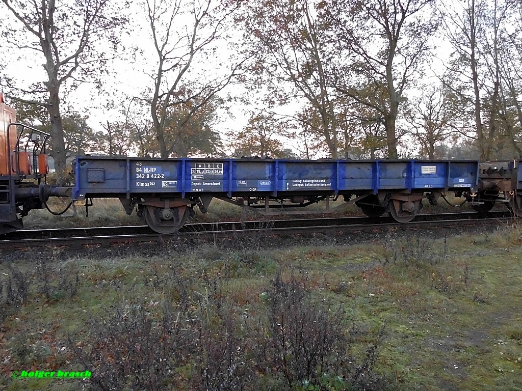 niederbordwagen der gattung KLMOS 702 zugelassen unter 43 84 3428 422-2,aufgenommen am bf glinde,31.10.2013