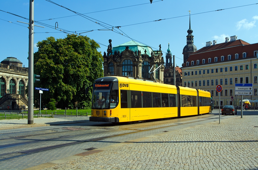 Niederflurgelenktriebwagen 2613 der Dresdner Verkehrsbetriebe AG (DVB) fhrt am 27.8.2013 in Dresden  am Zwinger vorbei (Postplatz/ Sophienstrae), hier als Linie 8 - Sdvorstadt. 
Der Treibwagen vom Typ NGT D 8 DD - ER (Niederflurgelenktriebwagen, Drehgestell, 8 Achsen, Typ Dresden, Einrichtungswagen bzw. fr eine Fahrtrichtung) wurde 2007 von Bombardier Transportation in Bautzen gebaut. 
Die maximale Leistung von 685 kW = 510 kW bringen den 38,7 t schweren Triebwagen auf eine Hchstgeschwindigkeit von 70 km/h. Die Fahrzeuglnge  betrgt 30.040 mm.
 
