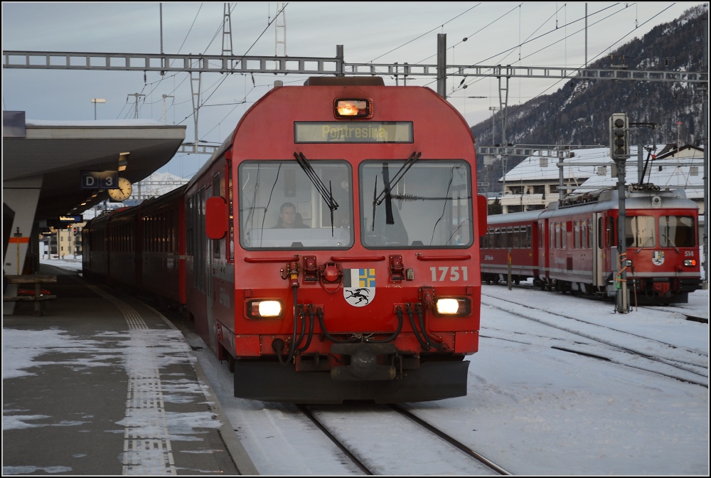 Niederflursteuerwagen Bdt 1751 der RhB in Samedan. Januar 2020.