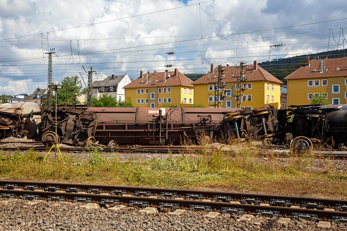 
Niederlahnstein: Am Sonntagabend des 30.08.2020 gegen 18:40 Uhr kam es mitten im Bahnhof Niederlahnstein zu einem Unglück, ein mit Diesel beladener Kesselwagenzug entgleiste aus noch unbekannter Ursache. Verletzt wurde glücklicherweise keiner. Die Feuerwehr hat bereits das Diesel aus allen umgekippten bzw. leckgeschlagenen Wagen abgepumpt und abtransportiert.
Die Aufräumarbeiten sind im vollen Gange, hier am 02.09.2020 
