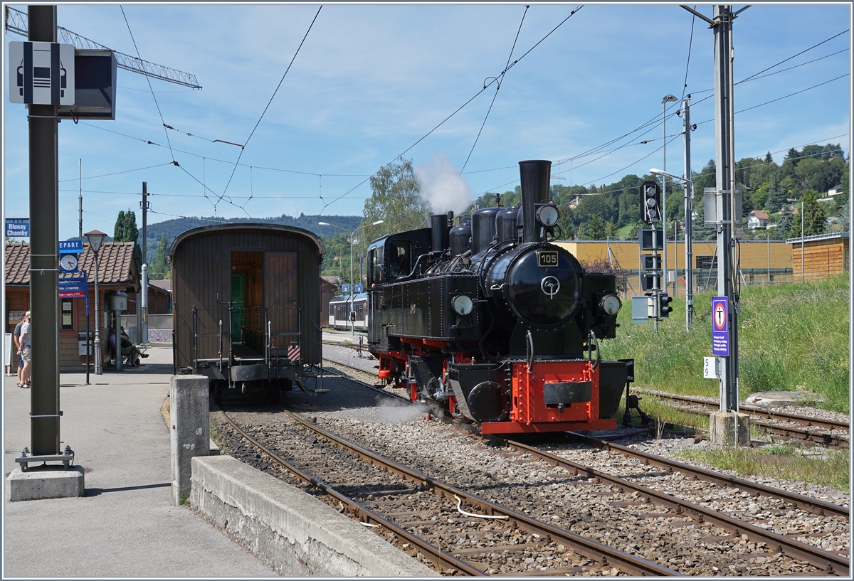 Nieten, reihenweise! Die G 2x 2/2 105 (Baujahr 1918) rangiert in Blonay. 

25. Juli 2020  