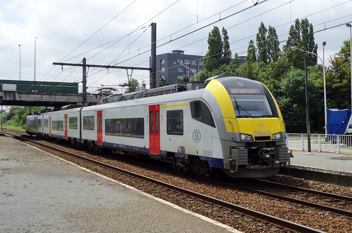 NMBS 08 069 treft am 19 Juni 2014 in Antwerpen-Noorderdokken ein. 