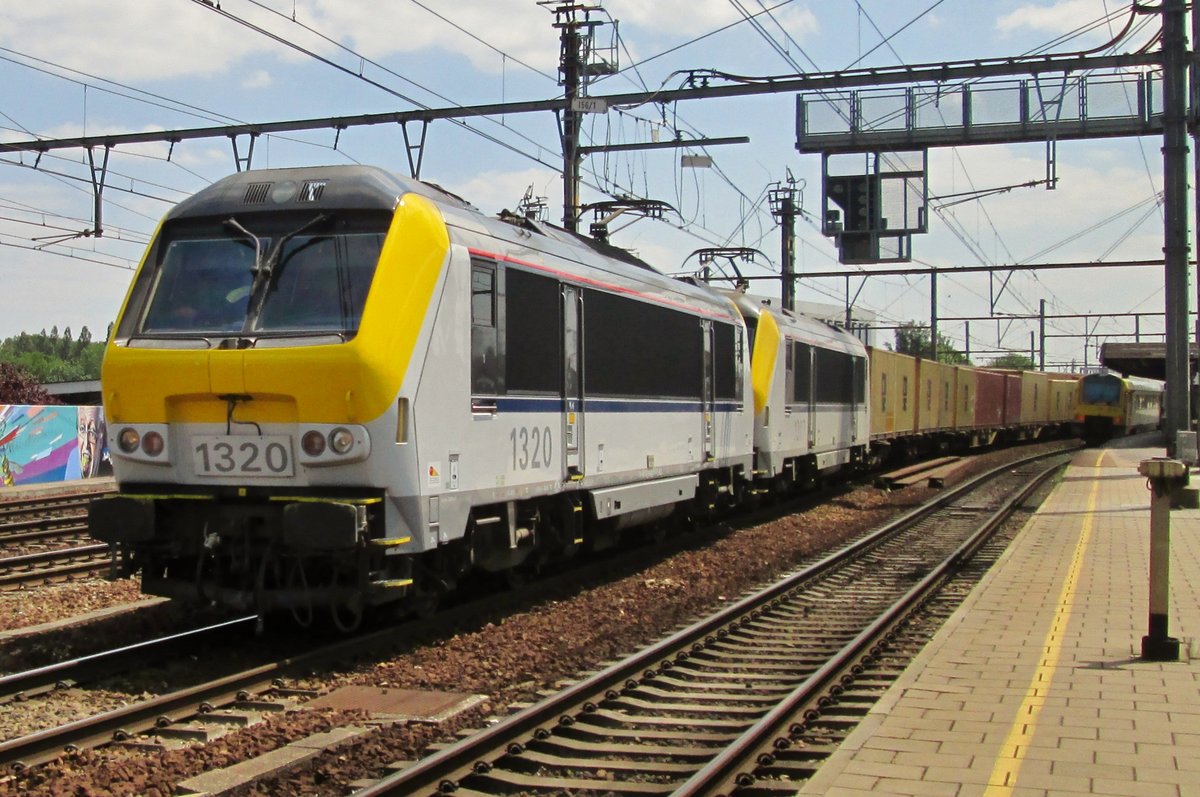 NMBS 1320 durchfahrt am 10 Juni 2015 Antwerpen-Berchem.