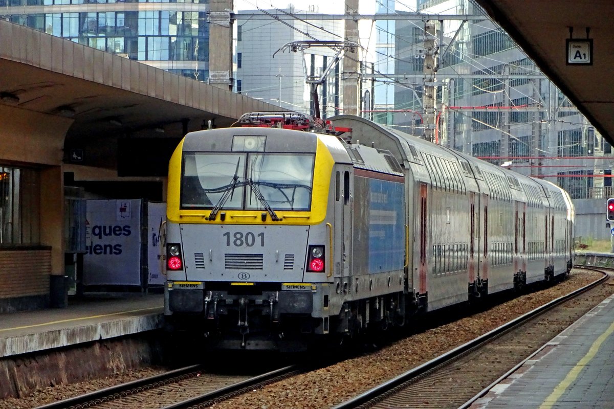 NMBS 1801 schiebt ein Spitzverkehrszug aus Brussel Noord aus am 20 September 2019.